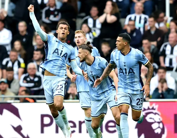 包含热刺遭遇失利，客场惨败降低英超争冠希望的词条