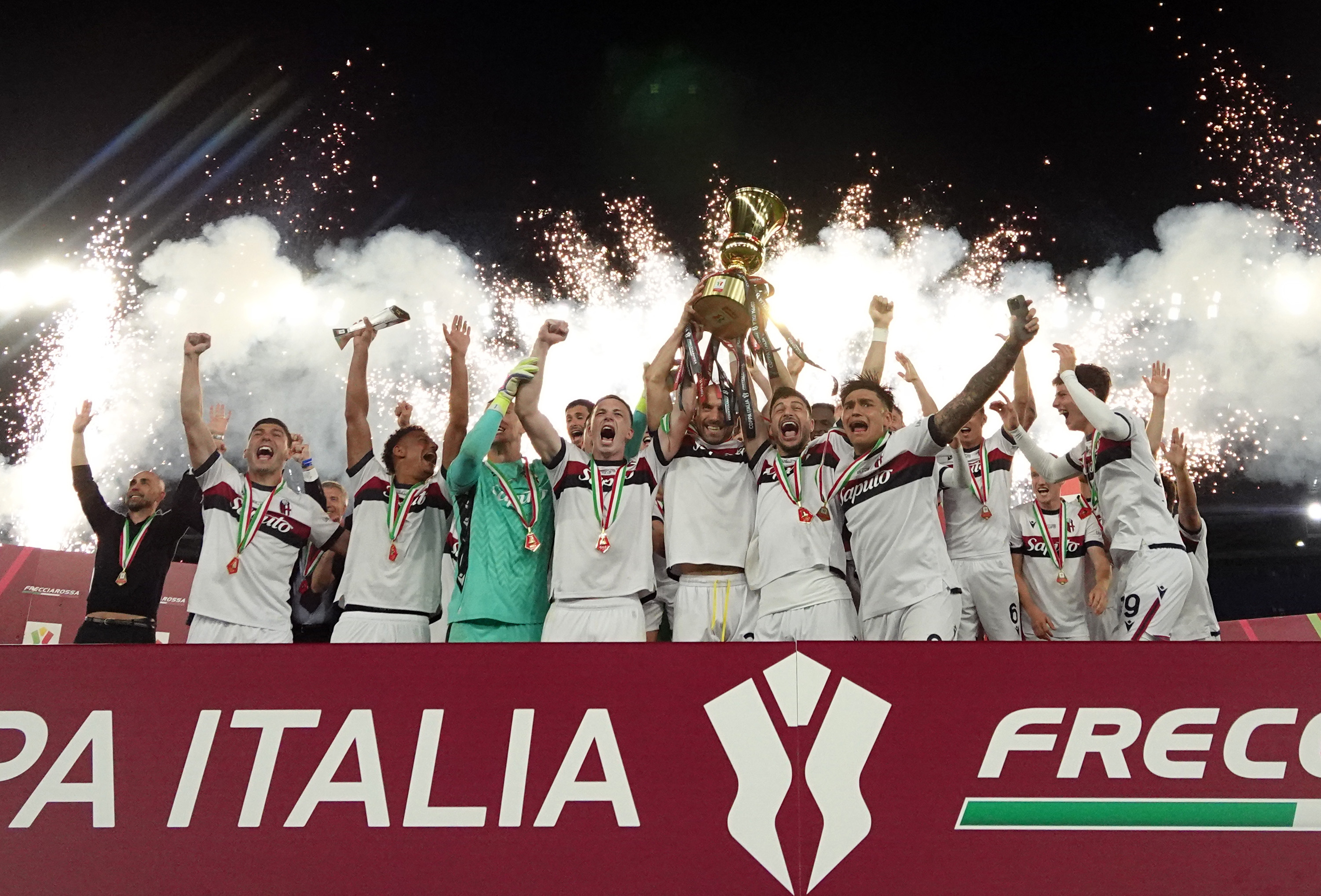 罗马尼亚球队奋力拼搏,取得比赛胜利 罗马尼亚球队奋力拼搏,取得比赛胜利