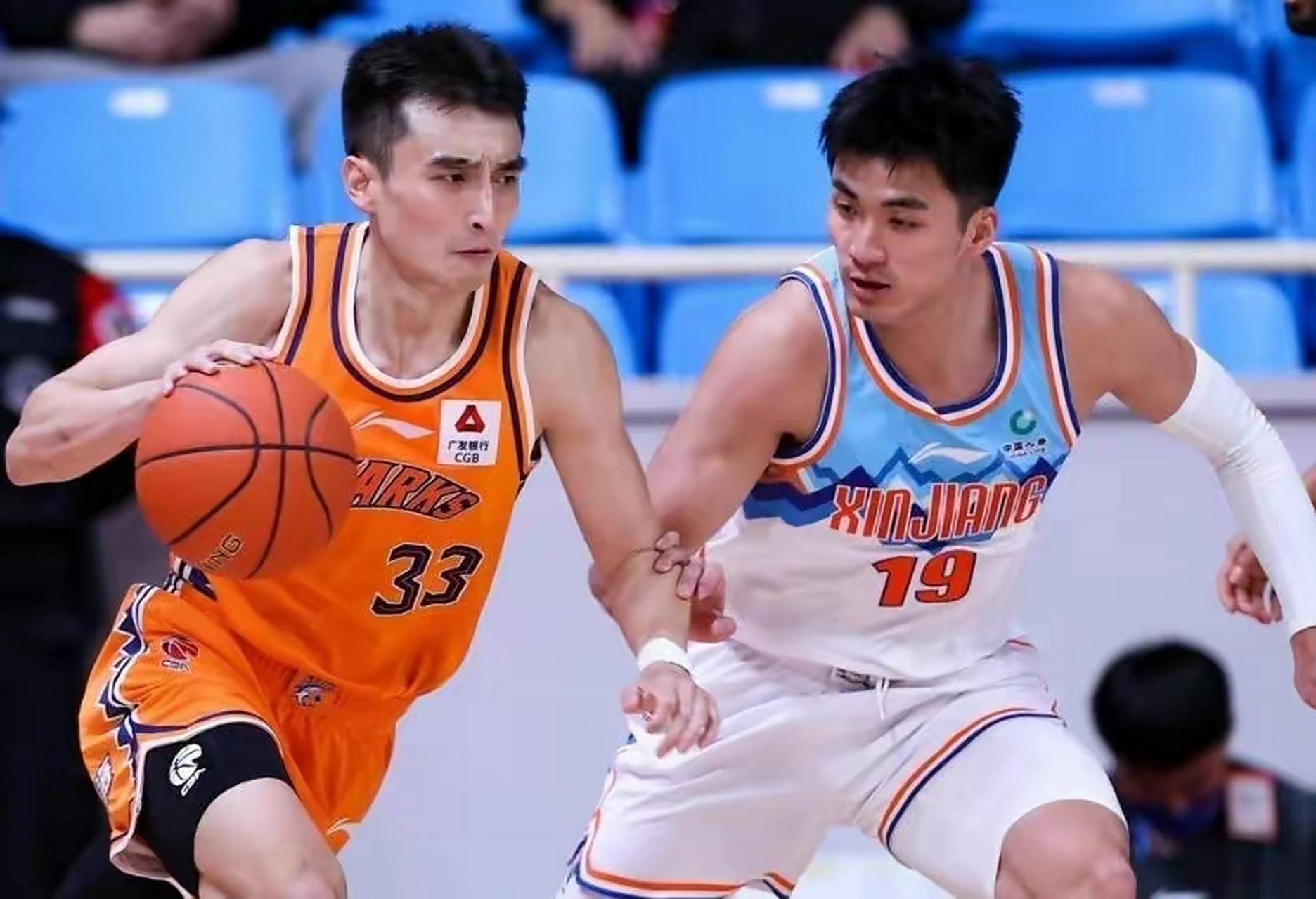 篮球职业选手联手为球队取胜 篮球职业选手联手为球队取胜