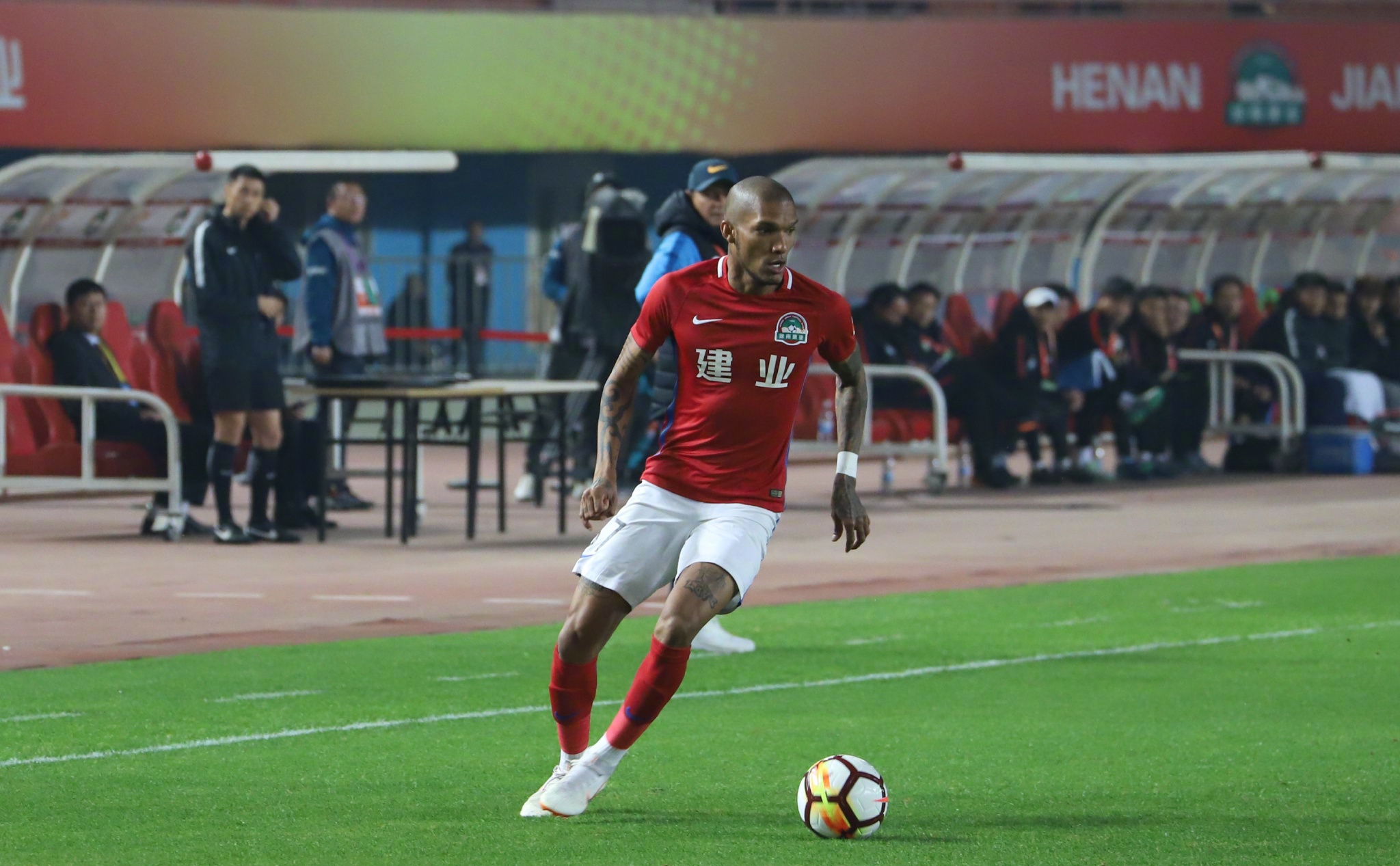 -瓦伦西亚球迷为球队加油助威，士气高昂的简单介绍