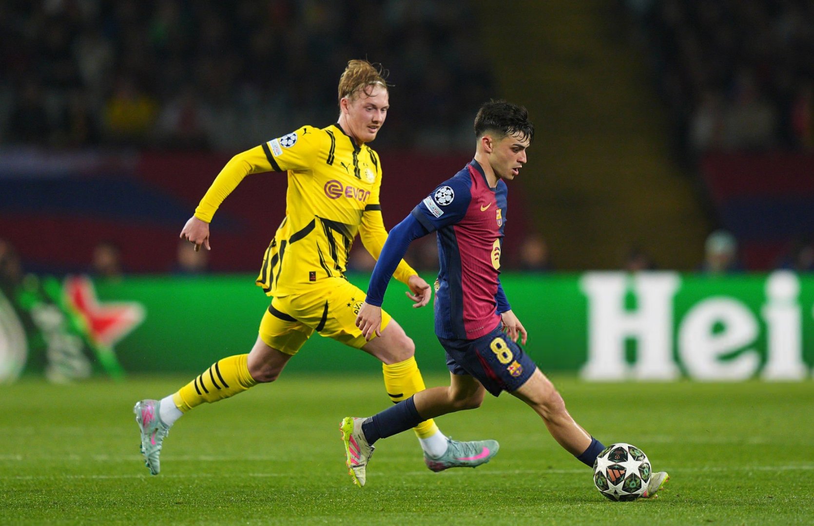 比赛中场表现抢眼,球迷掌声不断 比赛中场表现抢眼,球迷掌声不断